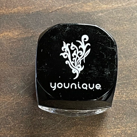 Younique Moonstruck Minerals Eye Shadow Pigment CONFIDENT - Picture 1 of 4